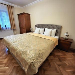 桑多梅日萨尔玛塔塞斯波尔多斯基酒店的一间卧室设有一张大床,铺有木地板