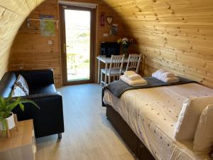 卡纳Earls View Maxi Pod的小木屋内一间卧室,配有一张床