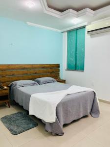 马瑙斯Pousada 218 Manaus的一间卧室设有两张床和窗户。