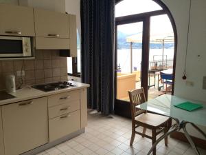 加尔达湖滨怡东酒店公寓的一个带桌子并享有海景的厨房