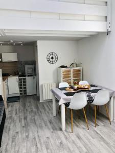 阿雷斯Appartement duplex lumineux idéalement situé的厨房以及带桌椅的用餐室。