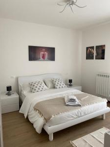 皮亚韦河畔诺文塔Residence Antonio Vivaldi的白色卧室设有一张大床和天花板