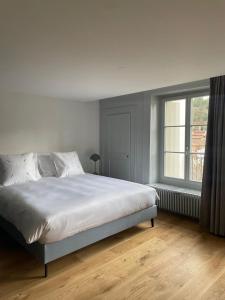 弗里堡La Sauvage的一间卧室设有一张大床和一个窗户。