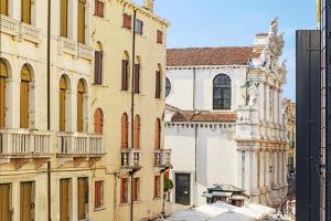 威尼斯The Gritti Palace, a Luxury Collection Hotel, Venice的一座带钟楼和教堂的建筑
