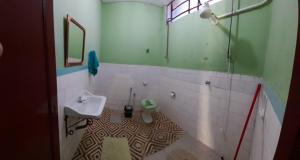 特雷斯科拉松伊斯Hotel Shangri-la的一间带水槽和卫生间的浴室