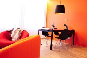 卢森堡凯帕克德梅尔公寓酒店的客厅配有桌子和红色沙发