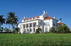 棕榈滩Palm Beach Hotel的一座白色的大建筑,有红色的屋顶