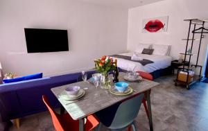 Saint DavidsDalgety Bay Luxury Studio Apartment的一间带餐桌和床的房间