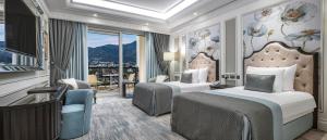 凯里尼亚Merit Royal Diamond Hotel & SPA的酒店客房设有两张床和一个阳台。