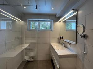马尔尼茨Apartments Hohenberger的白色的浴室设有两个盥洗盆和镜子