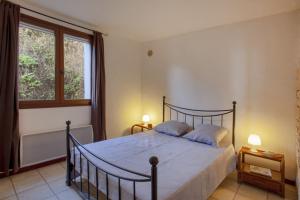 法雷诺Casa Pinzelli的一间卧室设有一张大床和一个窗户。
