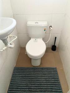 拉各斯The EDEN的浴室配有白色卫生间和盥洗盆。