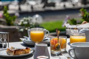 圣雷米普罗旺斯梵高酒店的餐桌,带食物盘和橙汁杯
