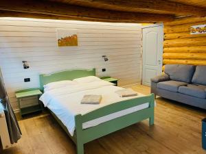 莱斯诺夫Cabana din Groapa Frumoasa的一间卧室配有绿色的床和沙发
