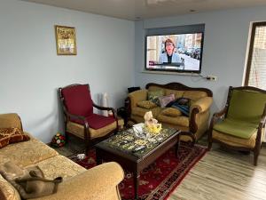 库塔伊西Guest house Medea的客厅配有两张沙发和一台电视机
