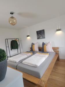 阿姆特采尔Moderne Ferienwohnung Gartenblick的一间卧室配有一张带枕头的大床