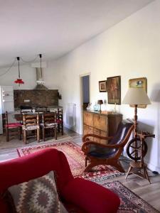 阿尔武希耶斯Amazing 4-Bed Cottage lost in Montseny Nature的客厅配有沙发和桌子