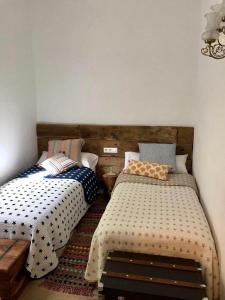 阿尔武希耶斯Amazing 4-Bed Cottage lost in Montseny Nature的卧室内两张并排的床