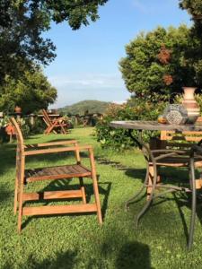 阿尔武希耶斯Amazing 4-Bed Cottage lost in Montseny Nature的桌子和椅子旁边桌子和椅子