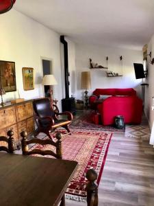 阿尔武希耶斯Amazing 4-Bed Cottage lost in Montseny Nature的客厅配有红色的沙发和桌子