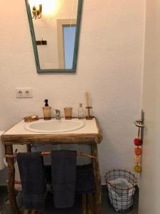 阿尔武希耶斯Amazing 4-Bed Cottage lost in Montseny Nature的一间带水槽和镜子的浴室