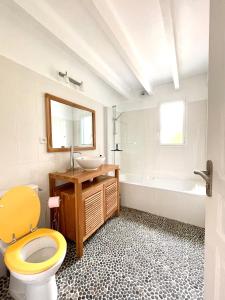克罗宗Maison familiale 11 couchages, proche de La Palue的浴室配有卫生间、盥洗盆和浴缸。