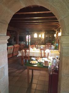 MenazaCasa Rural S. Antonio的用餐室配有餐桌和食物