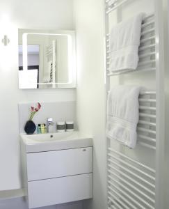维利希SCHLAFGUT! HOTEL-WILL.ICH Garni的白色的浴室设有水槽和镜子