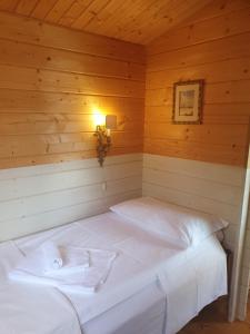 卡斯塔涅托卡尔杜奇Agricamping La Gallinella的小木屋内带两张床的房间