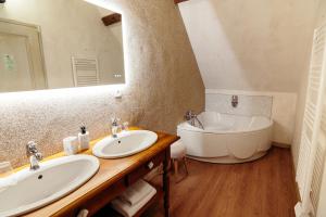 艾森维勒巴赫诺夫DOMAINE DES LUMIERES的浴室设有2个水槽、浴缸和镜子