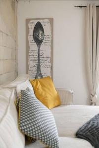科涅克Magnifique T2 avec balcon centre-ville的一间卧室配有一张床和一张勺子的照片
