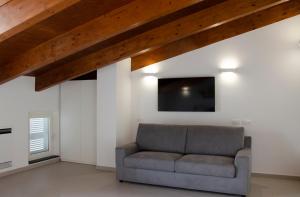 Sant'Egidio del Monte AlbinoDonna Elena Rooms的带沙发和平面电视的客厅