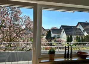 施瓦瑙Ferienwohnungen Verma的厨房窗户享有开花树的景致