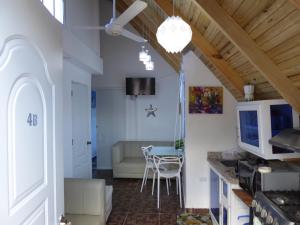 圣斐利-银港CortLang - Beach Apartments - in El Pueblito near Playa Dorada的厨房以及带沙发和桌子的客厅。