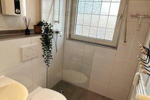 门兴格拉德巴赫Zitouna Home的浴室配有卫生间、淋浴和盥洗盆。