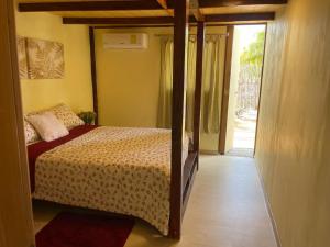 Mano JuanCasa Mano Juan的一间卧室设有一张床,并有通往庭院的门