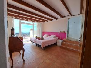 滨海托萨La Roqueta Hotel的一间卧室设有一张床和一个大窗户