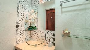 库斯科Hotel-Apartment INKASABIOS的一间带水槽和镜子的浴室