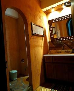 VolakasΕνοικιαζόμενη Παραδοσιακή κατοικία Σαν Παραμύθι的一间带水槽和镜子的浴室