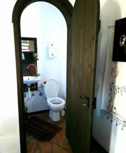 VolakasΕνοικιαζόμενη Παραδοσιακή κατοικία Σαν Παραμύθι的一间带卫生间和水槽的浴室