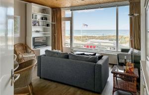 滨海贝亨Zwaluwnest的带沙发的客厅,享有海景
