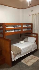 Alto BoqueteTu Cabaña en Boquete的一间卧室配有两张双层床。