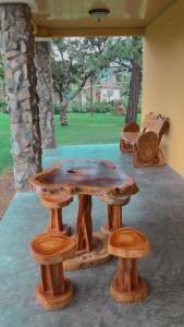 Alto BoqueteTu Cabaña en Boquete的木桌和凳子