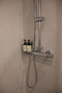 拉里萨Apo-Zachari elegant apartment的墙上设有带淋浴头的浴室
