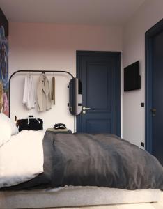 比比翁Lilium Maris Hotel的一间卧室配有一张带灰色毯子的床