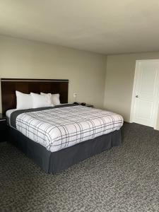 尤金Royal Inn Eugene- Airport的一间卧室,卧室内配有一张大床