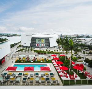 迈阿密citizenM Miami Worldcenter的享有带游泳池和椅子的度假村的空中景致
