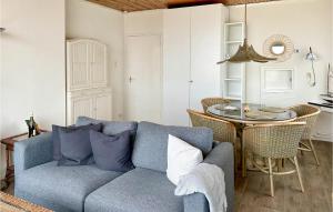 滨海贝亨Zwaluwnest的客厅配有蓝色的沙发和桌子