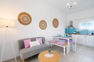赛罗卡波斯Endless Blue的客厅配有沙发和桌子