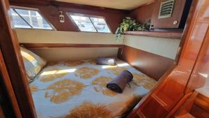 巴塞罗那Charming boat house in Barcelona with big terrace and solarium的船后的小床